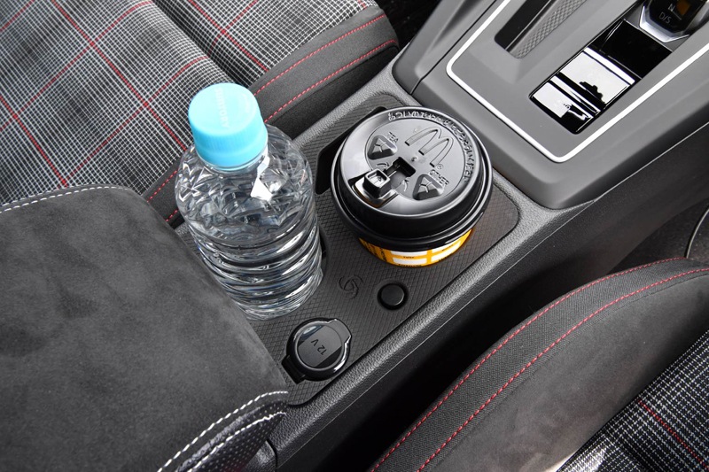 VW GOLF8 �ɥ�󥯥ۥ�����ץ졼��