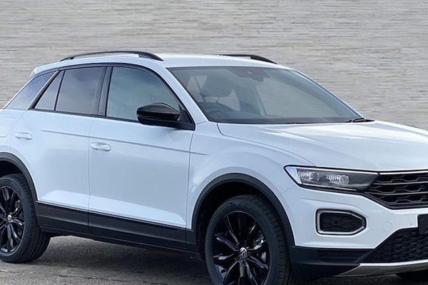VW T-ROC�� �ԥ��Υ֥�å����ɥ��ߥ顼���С�