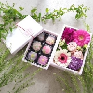 母の日ギフト」カーネーションなどの上生6個と生花のセット。生菓子は 