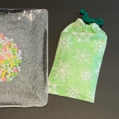 ��ʿ����������ޡ��ض�֡����С١�����ζ����ޤ˿��Ф�������ޤ���γ�ζ�ʿ�������줷�Ƥ���ޤ����礭������95mm��145mm���٤Ƽ���Τ�����κ����������ޤ�����λ���ξ头��ʸ���������ޤ����������Χ600�ߡ�������Ǥ��ޤ���