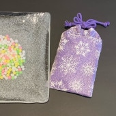 ��ʿ����������ޡ��ض�֡���١�����ζ����ޤ˿��Ф�������ޤ���γ�ζ�ʿ�������줷�Ƥ���ޤ����礭������95mm��145mm���٤Ƽ���Τ�����κ����������ޤ�����λ���ξ头��ʸ���������ޤ����������Χ600�ߡ�������Ǥ��ޤ���