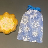 ��ʿ����������ޡ��ض�֡��ġ١�����ζ����ޤ˿��Ф�������ޤ���γ�ζ�ʿ�������줷�Ƥ���ޤ����礭������95mm��145mm���٤Ƽ���Τ�����κ����������ޤ�����λ���ξ头��ʸ���������ޤ����������Χ600�ߡ�������Ǥ��ޤ���