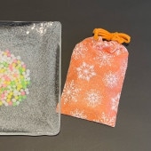 ��ʿ����������ޡ��ض�֡�����󥸡١�����ζ����ޤ˿��Ф�������ޤ���γ�ζ�ʿ�������줷�Ƥ���ޤ����礭������95mm��145mm���٤Ƽ���Τ�����κ����������ޤ�����λ���ξ头��ʸ���������ޤ����������Χ600�ߡ�������Ǥ��ޤ���