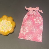 ��ʿ����������ޡ��ض�֡��ԥ󥯡١�����ζ����ޤ˿��Ф�������ޤ���γ�ζ�ʿ�������줷�Ƥ���ޤ����礭������95mm��145mm���٤Ƽ���Τ�����κ����������ޤ�����λ���ξ头��ʸ���������ޤ����������Χ600�ߡ�������Ǥ��ޤ���