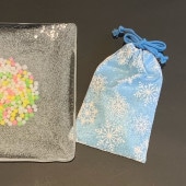 ��ʿ����������ޡ��ض�֡��忧�١�����ζ����ޤ˿��Ф�������ޤ���γ�ζ�ʿ�������줷�Ƥ���ޤ����礭������95mm��145mm���٤Ƽ���Τ�����κ����������ޤ�����λ���ξ头��ʸ���������ޤ����������Χ600�ߡ�������Ǥ��ޤ���