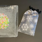 ��ʿ����������ޡ��ض�֡����١�����ζ����ޤ˿��Ф�������ޤ���γ�ζ�ʿ�������줷�Ƥ���ޤ����礭������95mm��145mm���٤Ƽ���Τ�����κ����������ޤ�����λ���ξ头��ʸ���������ޤ����������Χ600�ߡ�������Ǥ��ޤ���