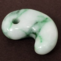 ミャンマー産 翡翠 勾玉 縦約2.3cm 天然石 パワーストーン お守り 5月