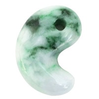 本翡翠 勾玉 天然石　瑪瑙｜穴あき・2点　お守りに ミャンマー産 翡翠 勾玉 縦約2.3cm 天然石 パワーストーン お守り 5月