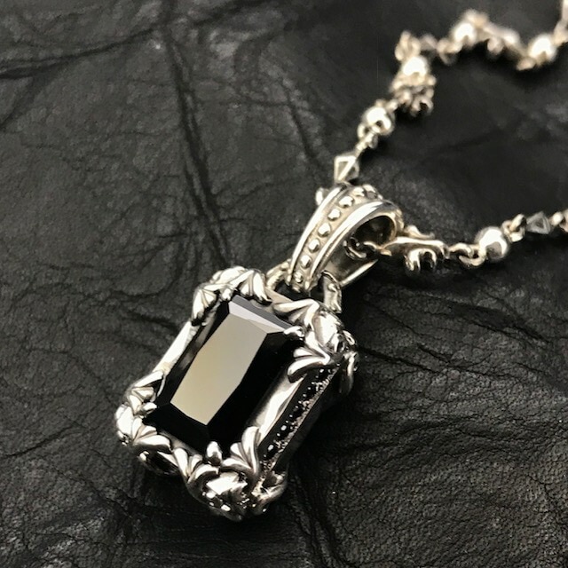 ブラックゴムネックレス 四角いチャーム付き ブラックゴムネックレス 四角いチャーム付き