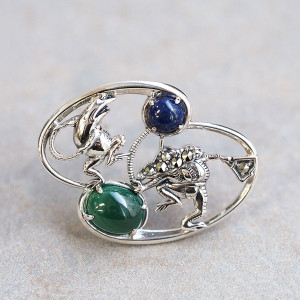 鳥獣戯画 蛙踊り ブローチ シルバー ラピスラズリ マラカイト 925 カエル 蛙 銀細工 装飾 彫刻 繊細 芸術 美術 日本画 国宝 アート メンズ レディース 男性 女性 彼氏 彼女 誕生日 記念