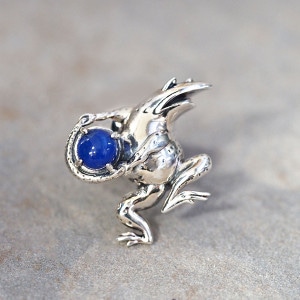 鳥獣戯画 蛙踊り ブローチ ピンブローチ シルバー ラピスラズリ 925 カエル 蛙 銀細工 装飾 彫刻 繊細 芸術 美術 日本画 国宝 アート メンズ レディース 男性 女性 彼氏 彼女 誕生日 記