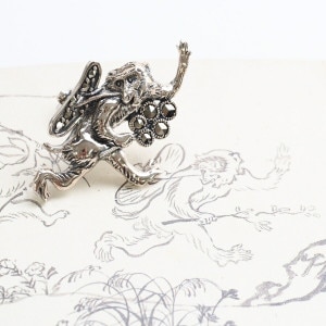 鳥獣戯画 逃げる猿 ブローチ ピンブローチ シルバー マルカジット 925 サル 猿 銀細工 装飾 彫刻 繊細 芸術 美術 日本画 国宝 アート メンズ レディース 男性 女性 彼氏 彼女 誕生日 記