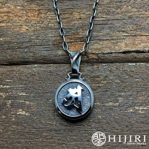 �� HIJIRI ���ߤΥͥå��쥹 ���Ȼ� Sanskrit characters Nacklace �ڥ����� ���� ����С� ���������꡼ �֥��� ��� ���� ��� �� ö�� ��ǰ�� ������ �ץ쥼��� �͵� �������
