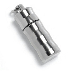 【leger/レジエ】ウェーブ加工 円柱型(筒型)チタン製ピルケースネックレスTitan/ペンダント/Necklace/首飾り/チタンネックレス/金属アレルギー/ニトロケース