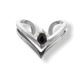 ≪Artemis Kings/アルテミスキングス≫ティアドロップVリングBK　AKR0055