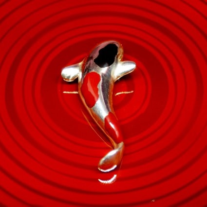 ≪Lacquersmith LYNX≫ペンダント「鯉」koi pendant (朱・黒漆塗り) 曲がり