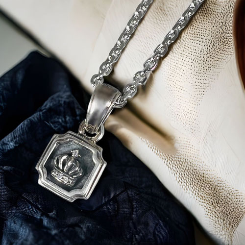 ≪FatimaDesign/ファティマデザイン≫ミニプレート・クラウン　ペンダント/チェーン付き