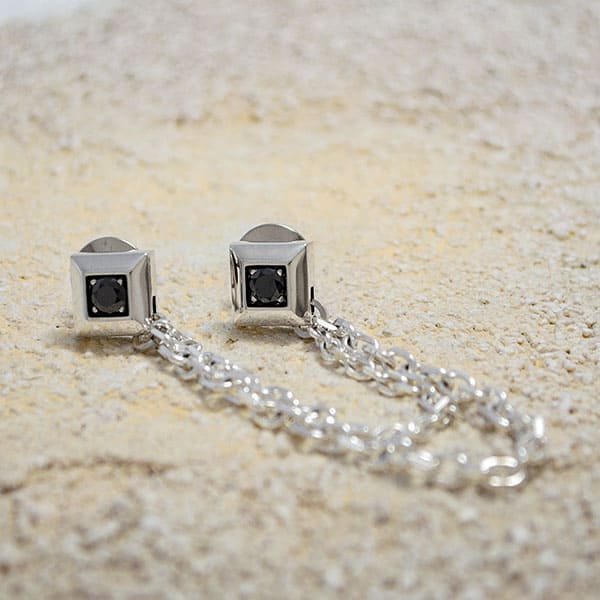 ≪DAgDART/ダグダート≫【Glass】ブラックキュービックジルコニア チェーンラペルピン