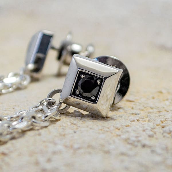 ≪DAgDART/ダグダート≫【Glass】ブラックキュービックジルコニア チェーンラペルピン