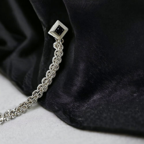 ≪DAgDART/ダグダート≫【Glass】ブラックキュービックジルコニア チェーンラペルピン