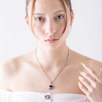 ≪FatimaDesign/ファティマデザイン≫サン・シュエール　デルタペンダントBK(チェーン付)