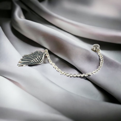 ≪DAgDART/ダグダート≫スーツアクセサリー 翼モチーフ シルバーラペルピン ストールピン