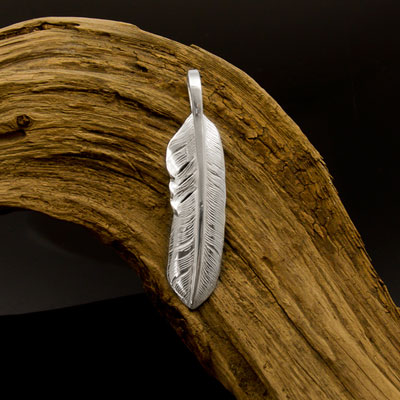 ≪DAgDART/ダグダート≫【Good Line】　フェザーペンダント小 /GL-016