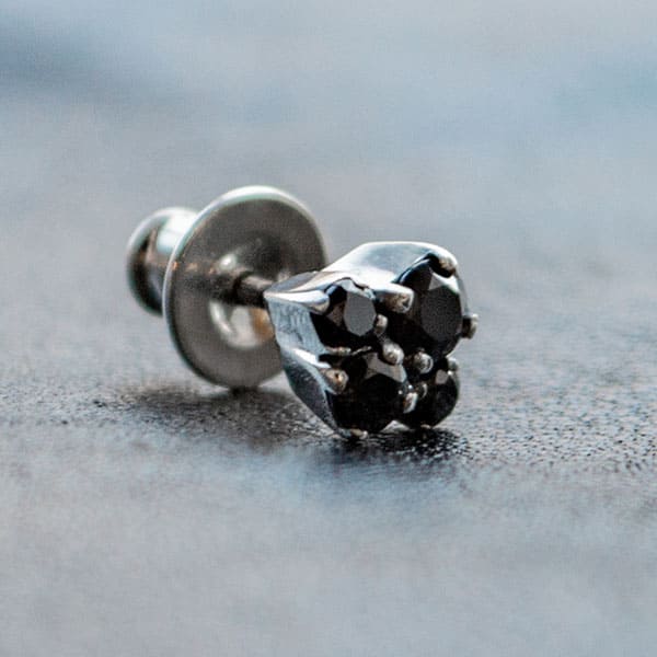 ≪DAgDART/ダグダート≫【Glass】ブラックキュービックジルコニア×シルバーピアス 