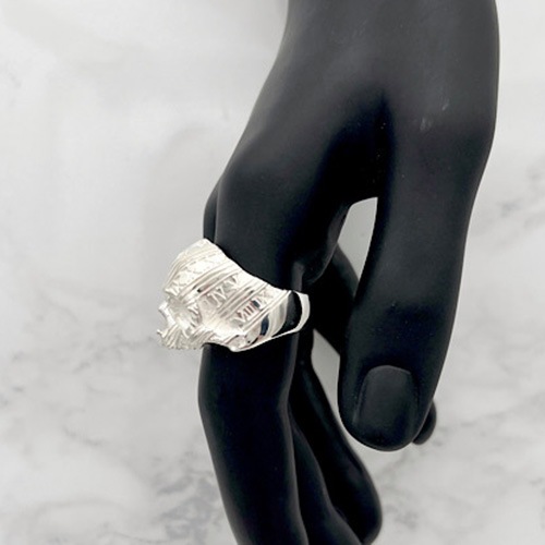 ≪Mad Graffiti/マッドグラフィティ≫アブソリュート スパイラル ジエンドハーフ”M”リング ホワイト