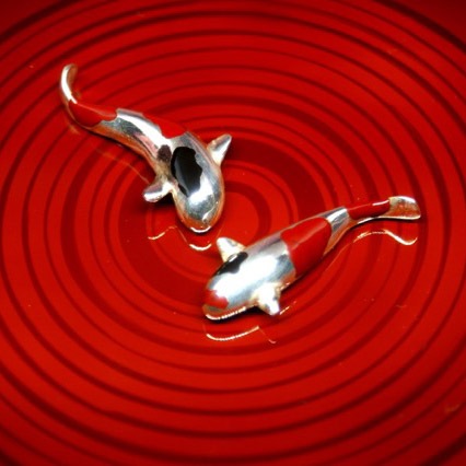 ≪Lacquersmith LYNX≫ペンダント「鯉」koi pendant (朱・黒漆塗り)　曲がり