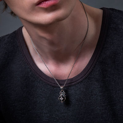 ≪Artemis Kings/アルテミスキングス≫ラウンドクラウンクロスペンダント　AKP0130