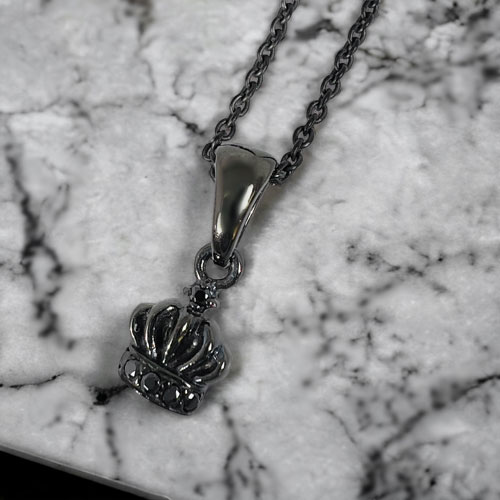 ≪FatimaDesign/ファティマデザイン≫クラウン・チャームBKペンダント (チェーン付)