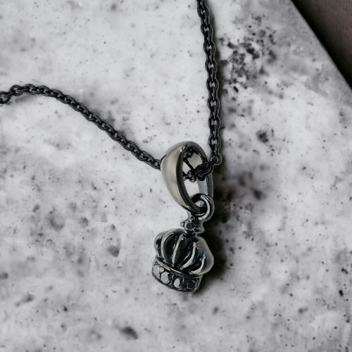 ≪FatimaDesign/ファティマデザイン≫クラウン・チャームBKペンダント (チェーン付)