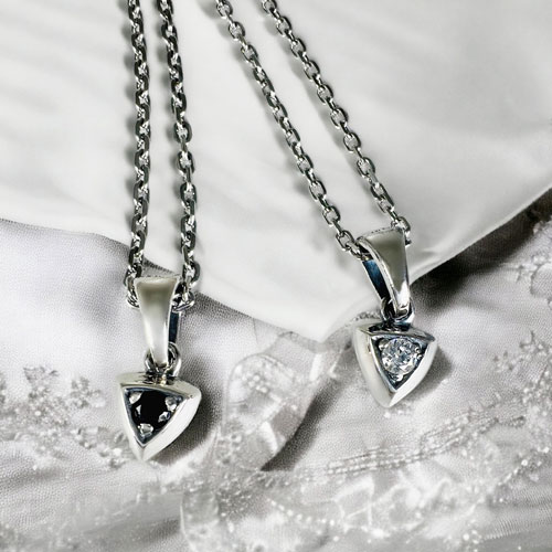 ≪FatimaDesign/ファティマデザイン≫デルタ・チャームペンダント ブラック(チェーン付)