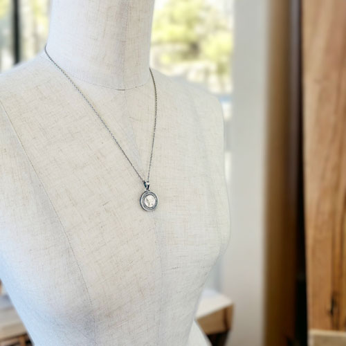 ≪AQUA SILVER/アクアシルバー≫幸せのシックスペンスコイン・リボルブネックレス