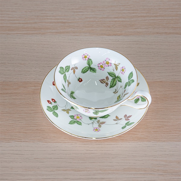 �����å����å� WEDGWOOD �ƥ������å�&�������� �磻��ɥ��ȥ��٥꡼ ����Ȣ���� �ƥ������å� �����ҡ����å� ���� ���� ���� ���ȥ�꡼ ���å��� ������� �֥��� 1053287 Wild Strawberry TEACUP & SAUCER ��
