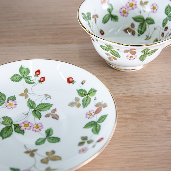 �����å����å� WEDGWOOD �ƥ������å�&�������� �磻��ɥ��ȥ��٥꡼ ����Ȣ���� �ƥ������å� �����ҡ����å� ���� ���� ���� ���ȥ�꡼ ���å��� ������� �֥��� 1053287 Wild Strawberry TEACUP & SAUCER ��