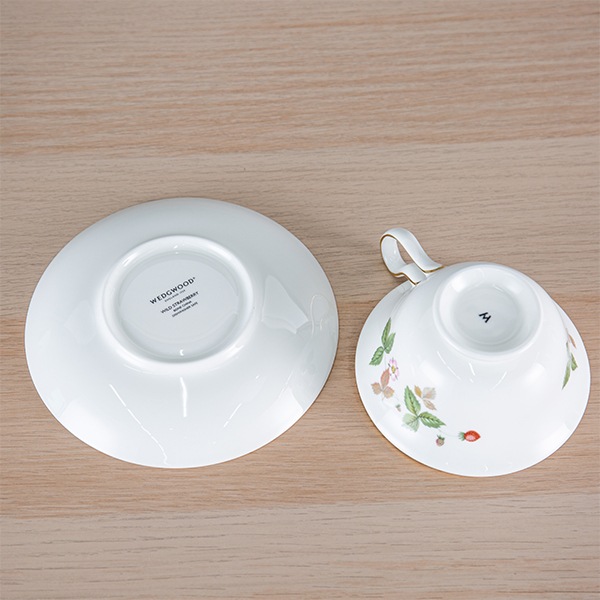 �����å����å� WEDGWOOD �ƥ������å�&�������� �磻��ɥ��ȥ��٥꡼ ����Ȣ���� �ƥ������å� �����ҡ����å� ���� ���� ���� ���ȥ�꡼ ���å��� ������� �֥��� 1053287 Wild Strawberry TEACUP & SAUCER ��