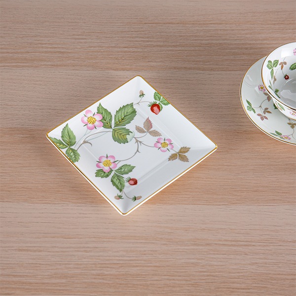 �����å����å� WEDGWOOD ���������ȥ쥤 �磻��ɥ��ȥ��٥꡼ ���� �� ����Ȣ���� ���� ������ �ѻ� ��껮 ���� �ץ졼�� ���å��� ������� �֥��� 1061265 Wild Strawberry SQUARE TRAY ��
