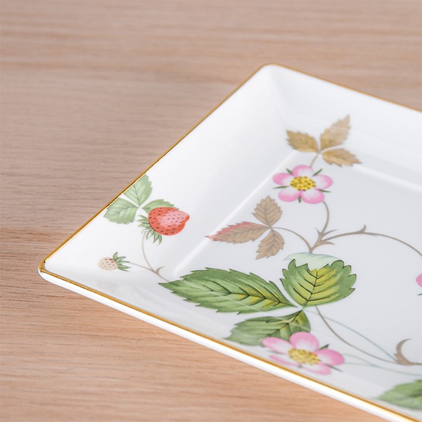 �����å����å� WEDGWOOD ���������ȥ쥤 �磻��ɥ��ȥ��٥꡼ ���� �� ����Ȣ���� ���� ������ �ѻ� ��껮 ���� �ץ졼�� ���å��� ������� �֥��� 1061265 Wild Strawberry SQUARE TRAY ��