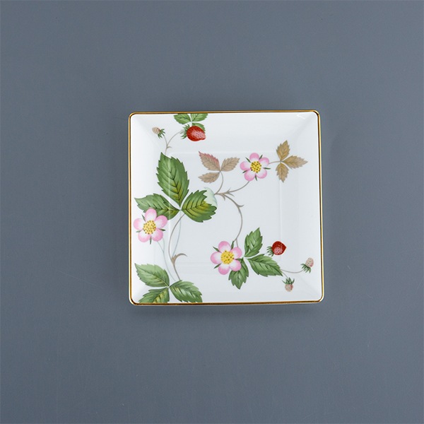 �����å����å� WEDGWOOD ���������ȥ쥤 �磻��ɥ��ȥ��٥꡼ ���� �� ����Ȣ���� ���� ������ �ѻ� ��껮 ���� �ץ졼�� ���å��� ������� �֥��� 1061265 Wild Strawberry SQUARE TRAY ��