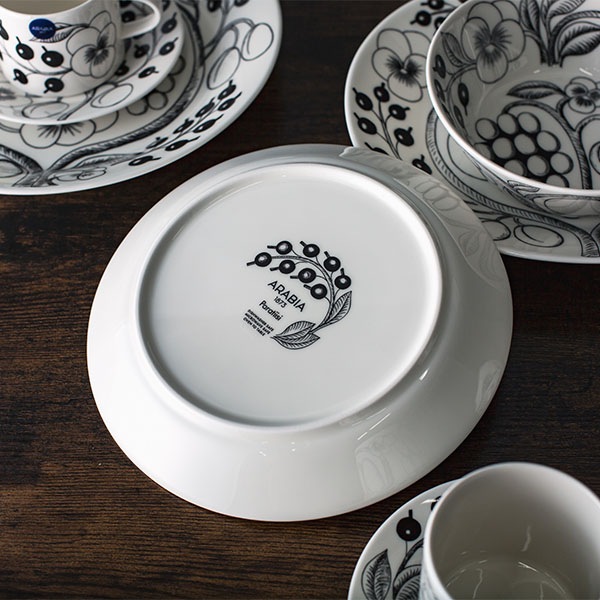 ����ӥ� Arabia �� �ץ졼�� ʿ�� 21cm �ѥ�ƥ��å� 1005399 �֥�å� & �ۥ磻�� Paratiisi Plate Flat Black & White �ݻ� ����� �����ӥ󥰥ץ졼�� ���� ���� �̲� ������� ���襤�� ���å���