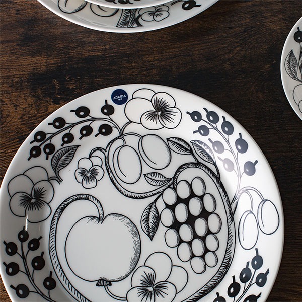 ����ӥ� Arabia �� �ץ졼�� ʿ�� 26cm �ѥ�ƥ��å� 1005398 �֥�å� & �ۥ磻�� Paratiisi Plate Flat Black & White �ݻ� ����� �����ӥ󥰥ץ졼�� ���� ���� �̲� ������� ���襤�� ���å��� ��