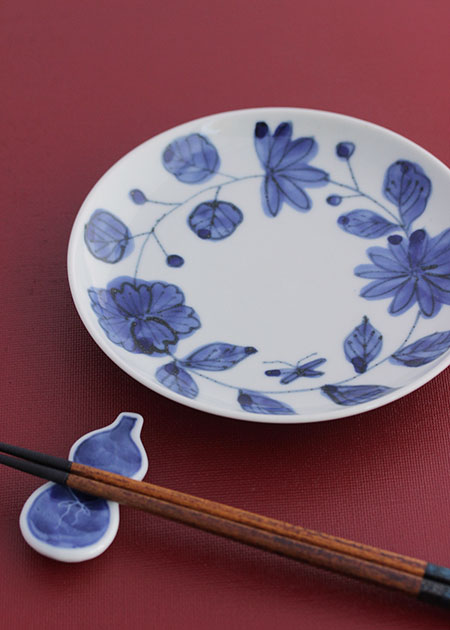 樋山真弓 五寸皿（染付花唐草に蝶）｜九谷焼のうつわ｜和食器通販 じろや