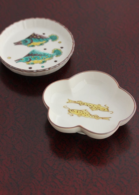 九谷美陶園 松形三寸皿（双魚文様）｜九谷焼のうつわ｜和食器通販 じろや