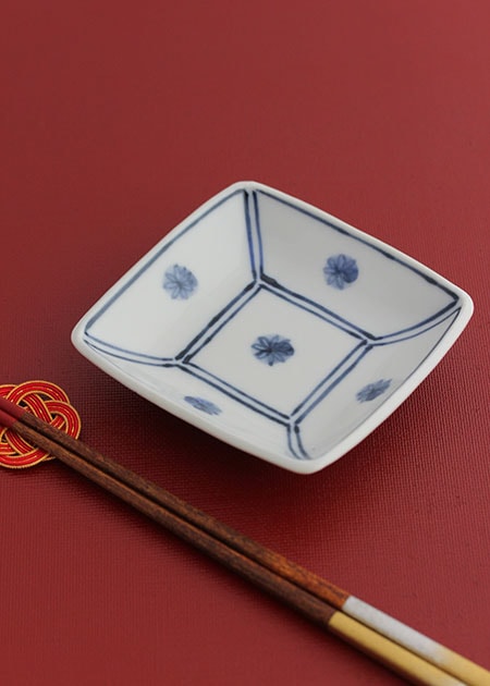 ほたる窯 角皿（ゴス窓花文）｜九谷焼のうつわ｜和食器通販 じろや