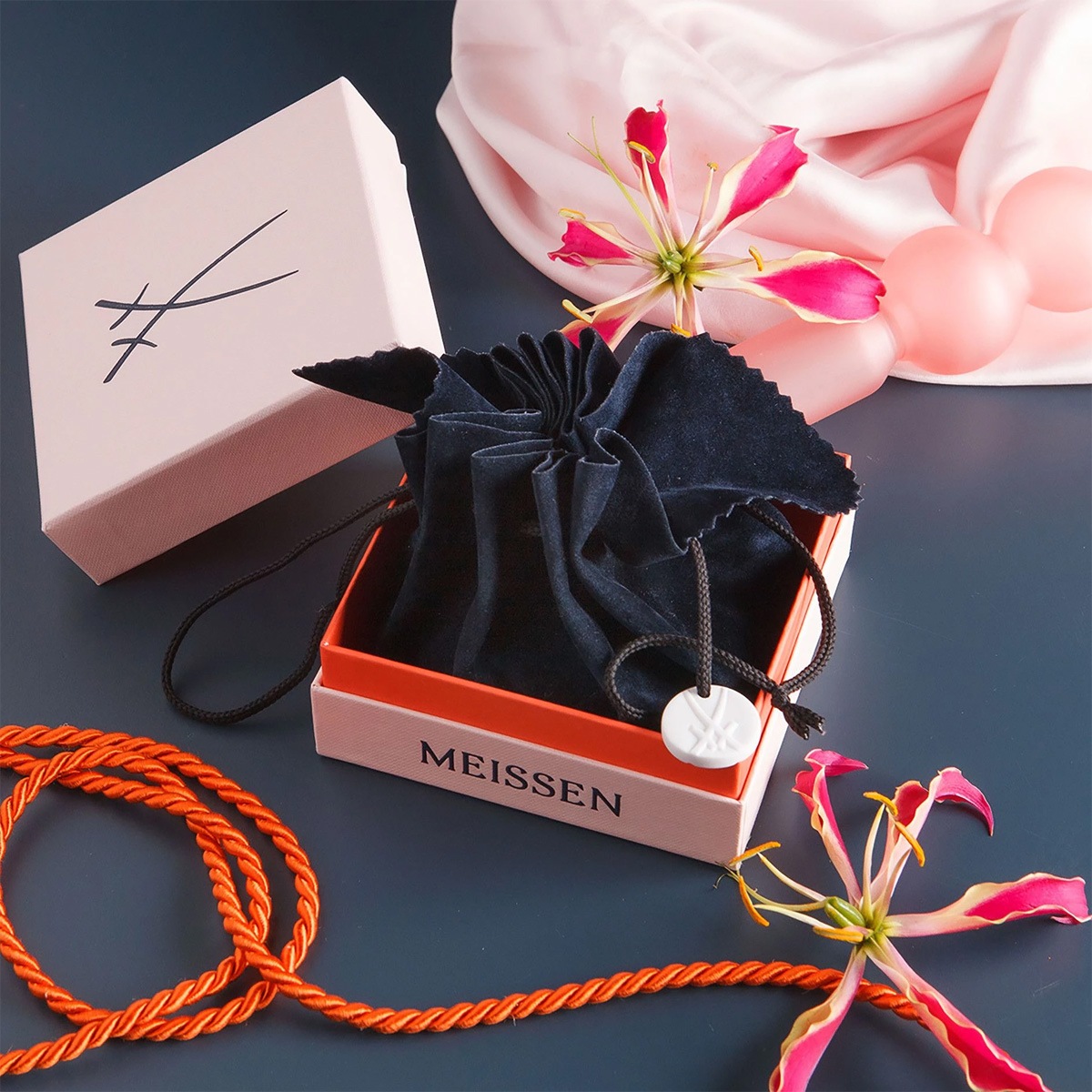 マイセン ペンダント パグ（バラ） 78M23/90A277 | ペンダント