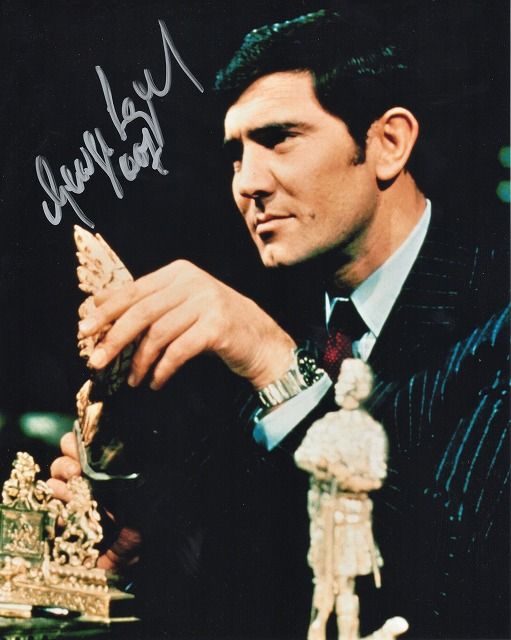 ジョージ・レーゼンビー直筆サイン入り写真□女王陛下の007○UACCRD
