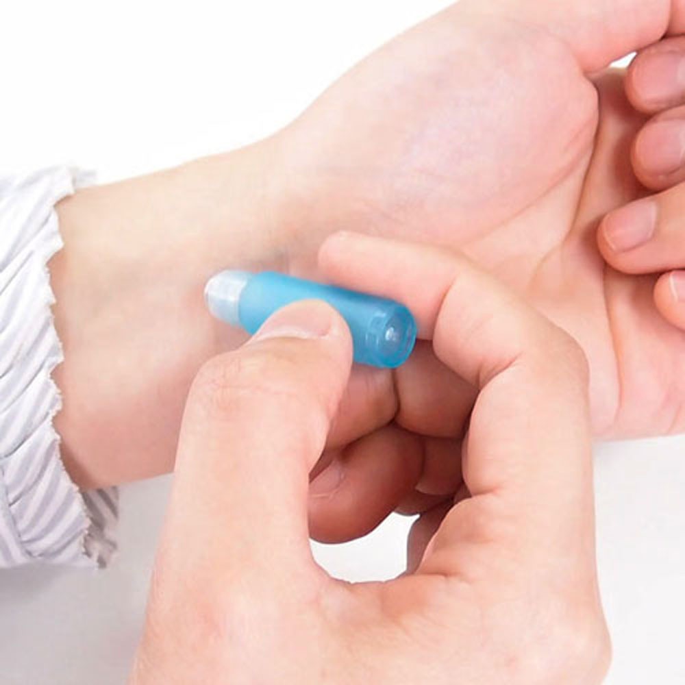 指先の消毒用にも！携帯香水アトマイザー ロールタッチタイプ ブルー