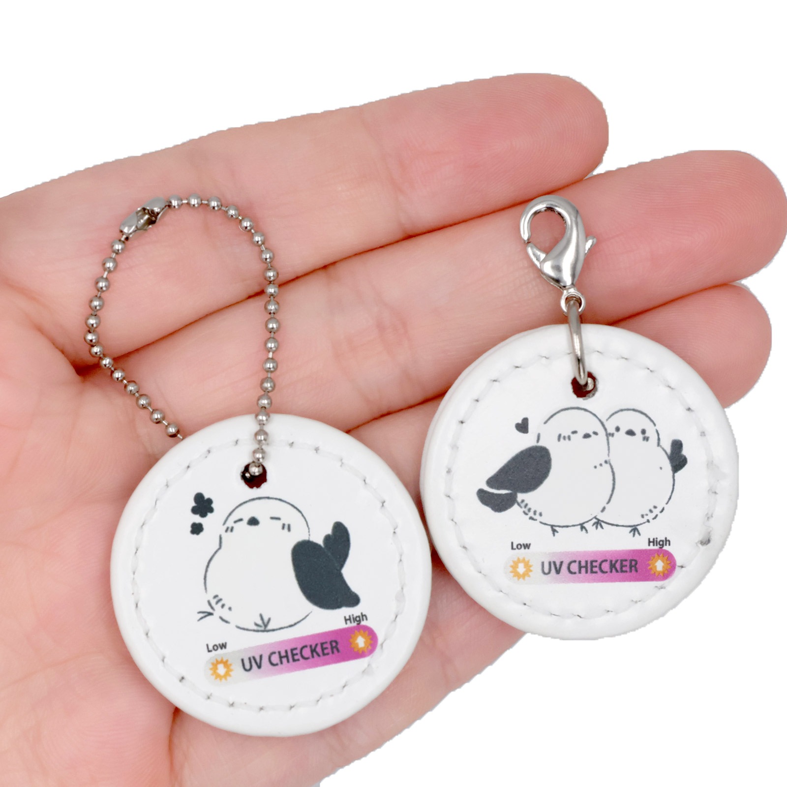 【大王製作所オリジナル】PU製 合皮レザー プレートチャーム UVピンク 紫外線変色タイプ シマエナガ/太陽